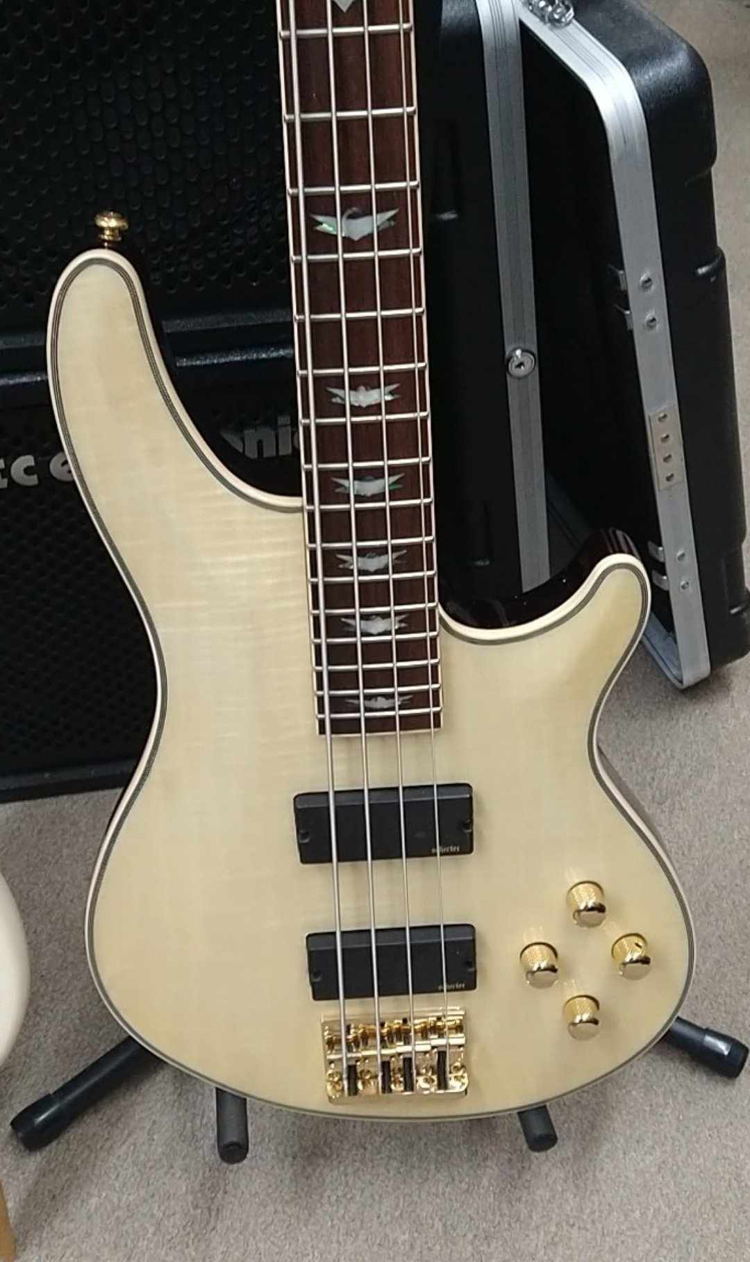 Schecter Omen Extreme-4 Active 4-String Bass (Gloss Natural)