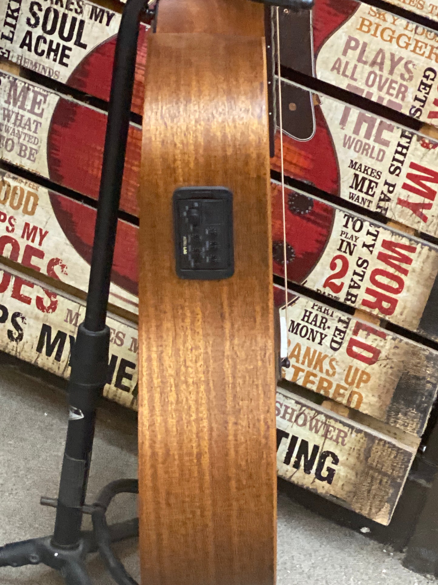 Lâg Tramontane T170DCE-NAT Dreadnought Cutaway Electro-Acoustic Guitar – The Sound of Flexibility (and Great Taste)