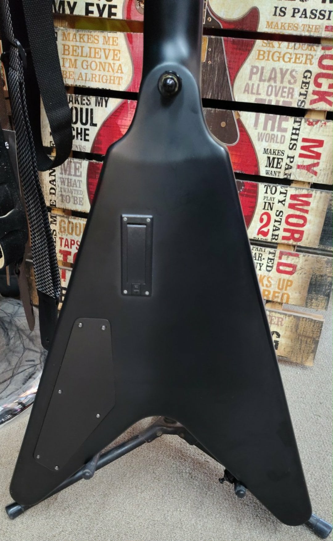 Dean Stealth Flying V Bass – 2014 – EMGs, Clean, and Mean