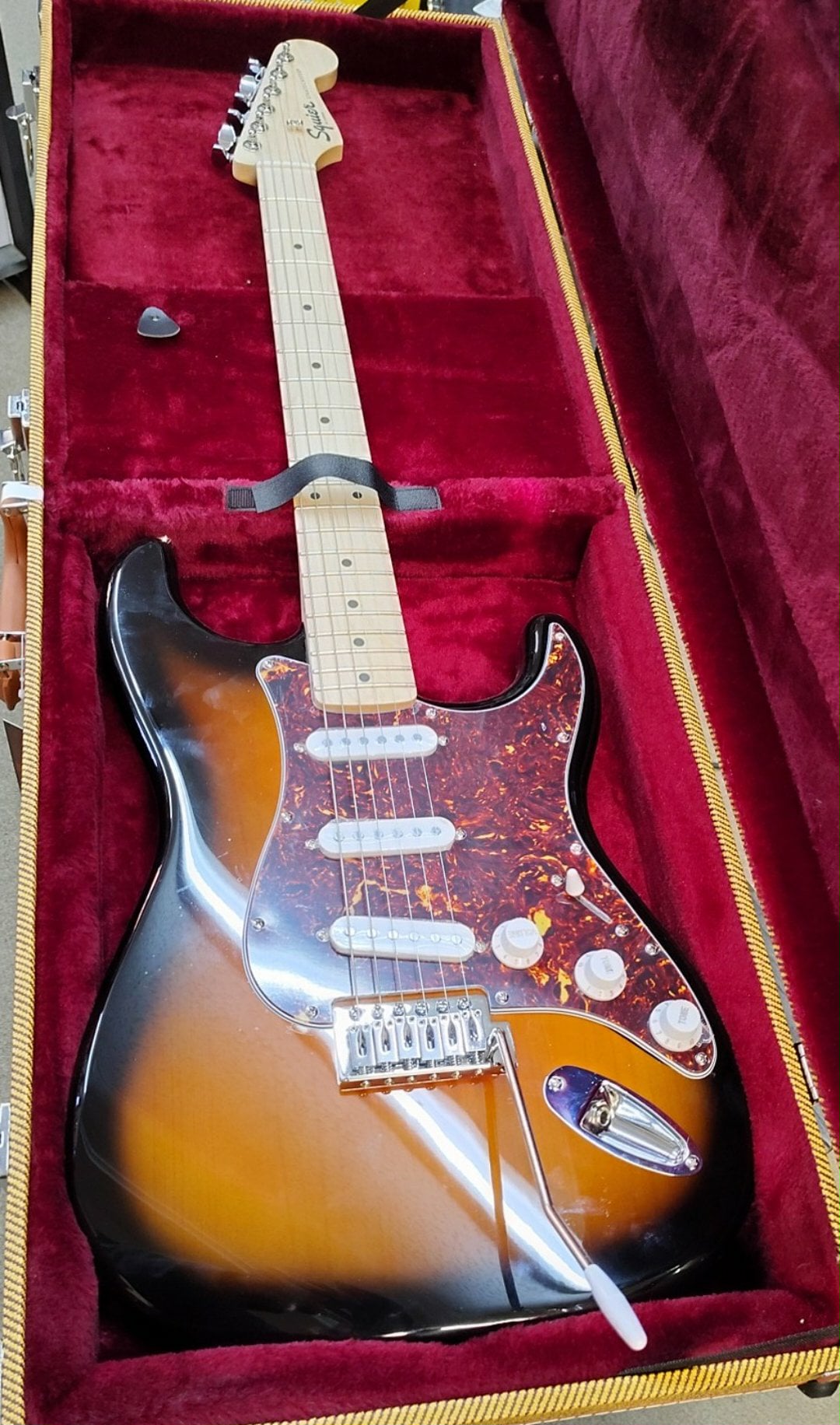 New Lockable Tweed Hard Case – Fits Strat, Tele, and many other Style Guitars – NEW