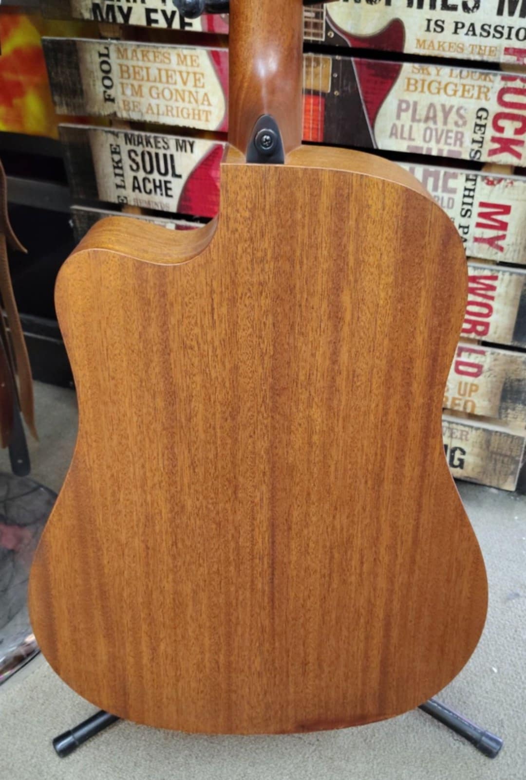 Lâg Tramontane T170DCE-NAT Dreadnought Cutaway Electro-Acoustic Guitar – The Sound of Flexibility (and Great Taste)