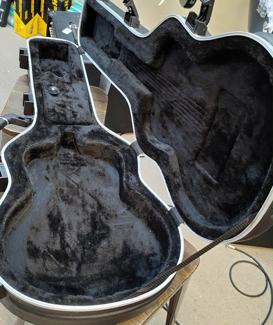 SKB Flight Case for Taylor GS Mini – Practically New, Keys Included